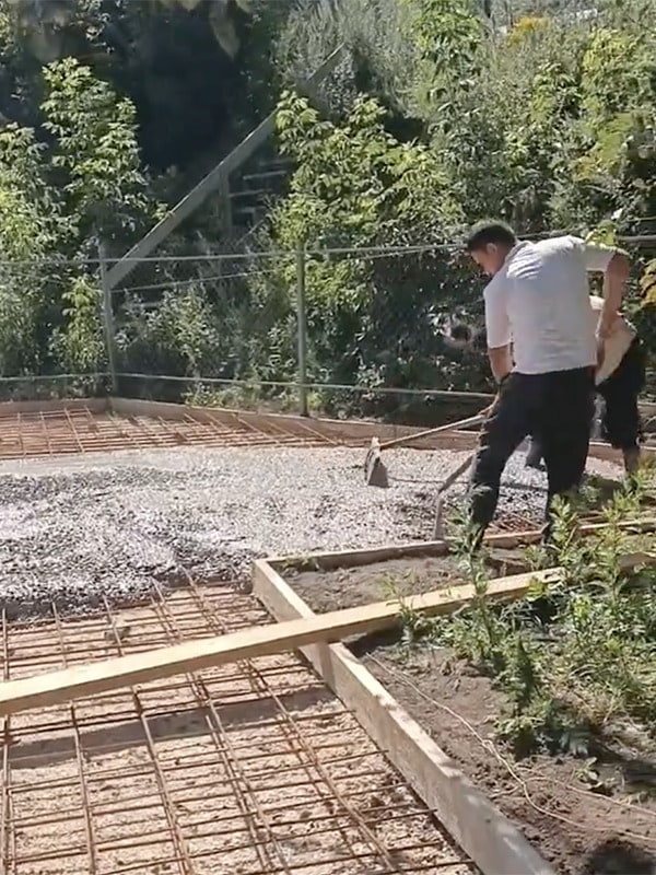 Заливка бетона на строительном объекте в Рязани — видео работ